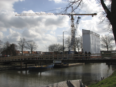 905520 Gezicht op de houten noodbrug voor fietsers en voetgangers over de Vaartsche Rijn te Utrecht, ter tijdelijke ...